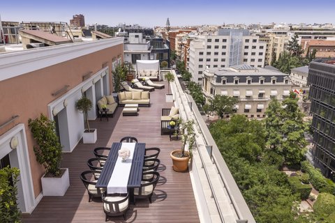 Ausreichende Terrasse zum Leben im Freien und Essen im Freien