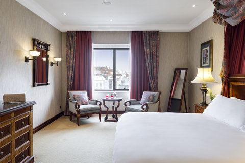 Ger&auml;umiges Hauptschlafzimmer mit Aussicht