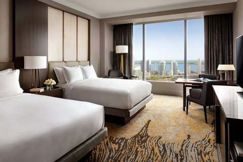 Club Level Queen/Queen Guestroom