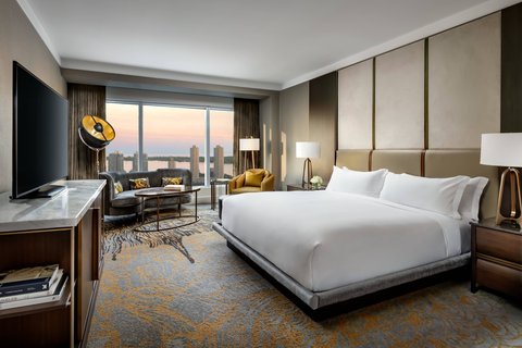 Club Level Deluxe King Guestroom