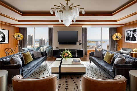 Sala de estar de la suite en The Ritz-Carlton