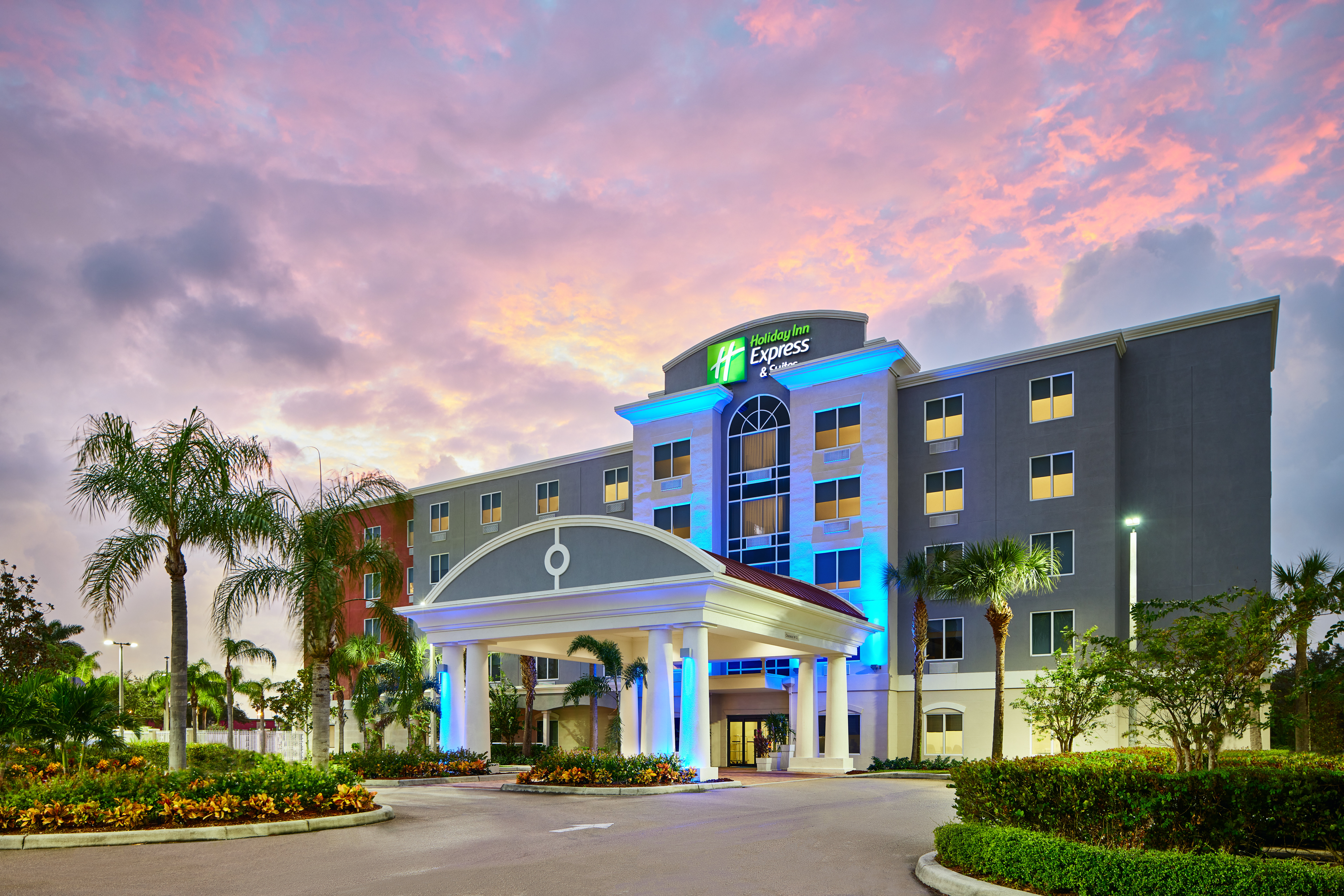 Holiday Inn Express Hotel & Suites