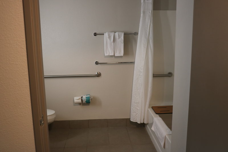 1 KING MOBILITY ACCESSIBLE TUB NS