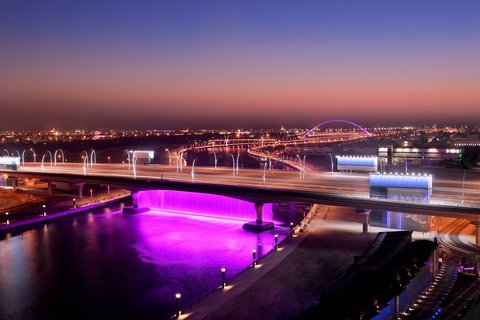 Vista del canal de agua de Dubai