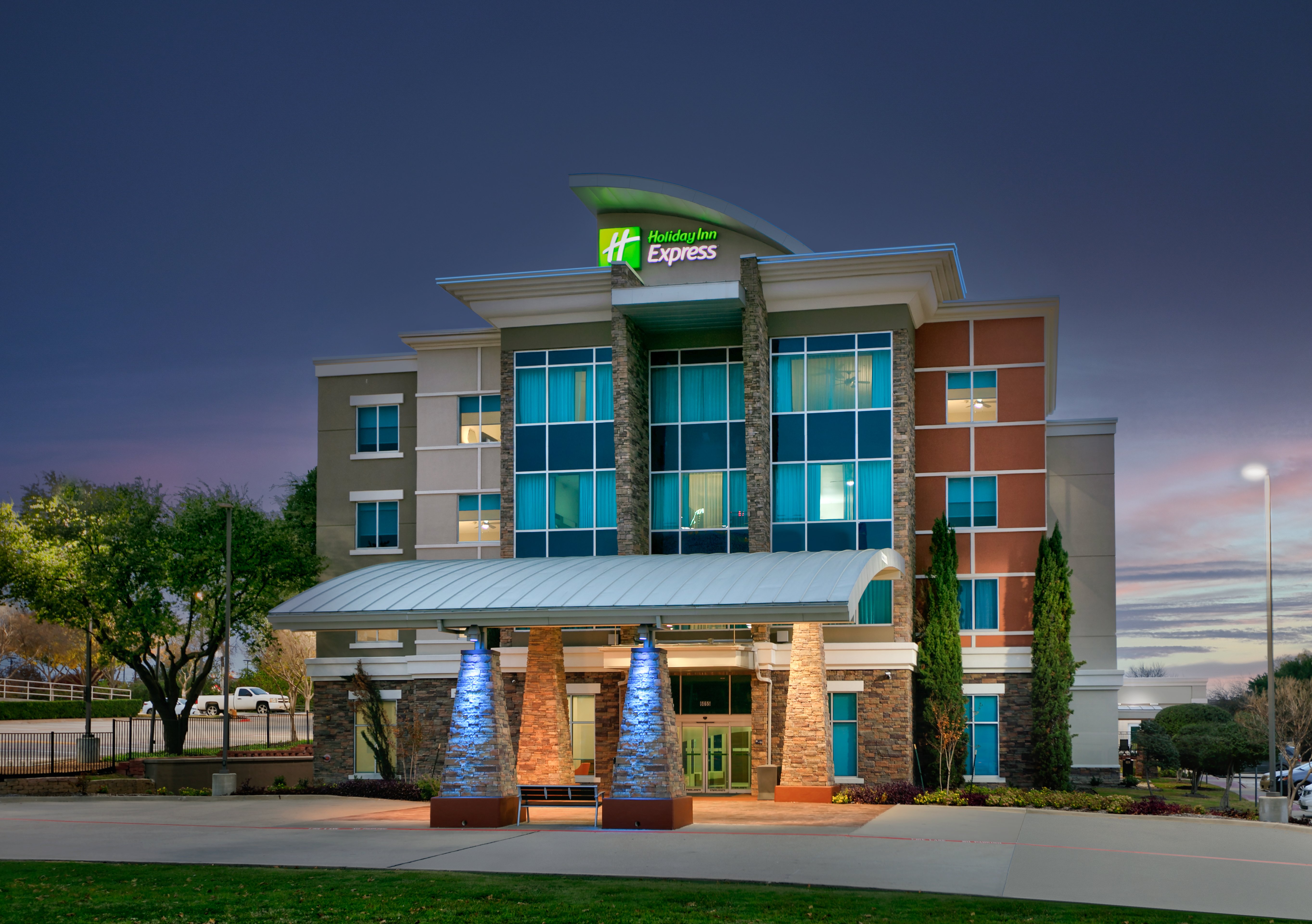 Holiday Inn Express/Suites North Dallas
