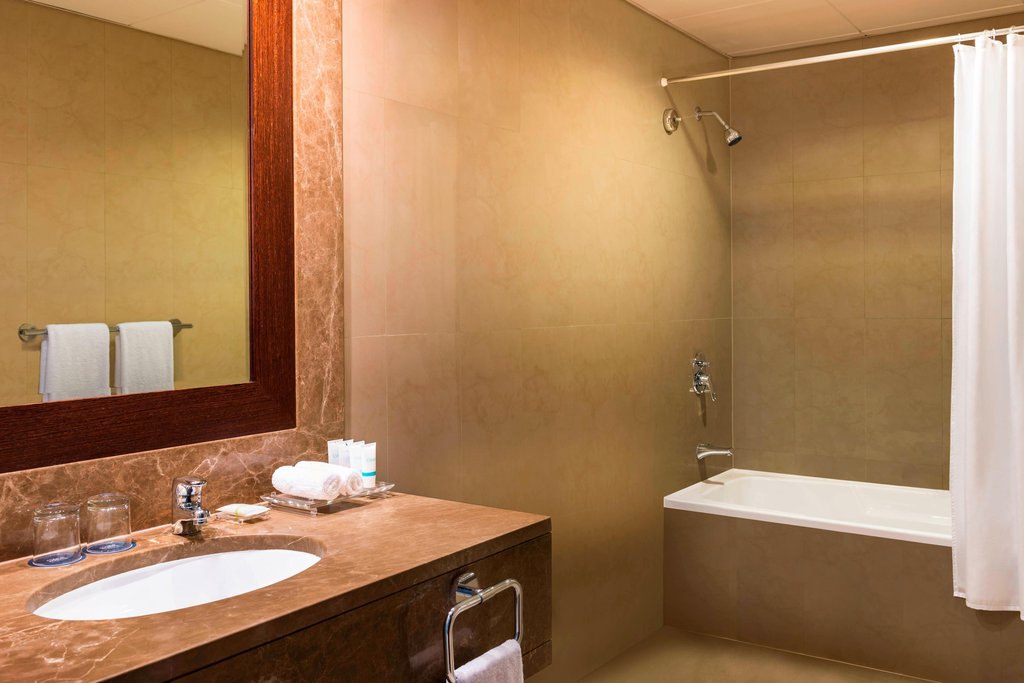 Four Points by Sheraton Sheikh Zayed Road Hotel Room Type - Deluxe Room, Deluxe Guest room, 1 King, Balcony