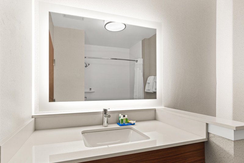 HOLIDAY INN EXP STES WILLOWS