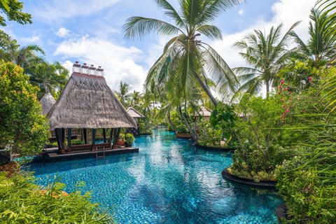 Expansive Salt Water Lagoon Pool