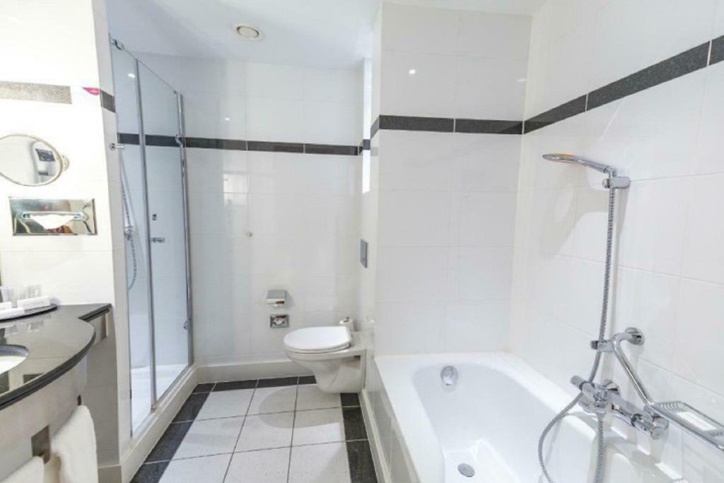 Crowne Plaza BRUSSELS AIRPORT Room Type - 1 Queen Bed Standard