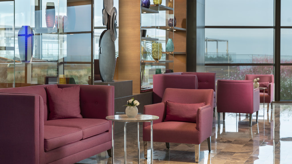 Enjoy the sea while relaxing in the lobby
