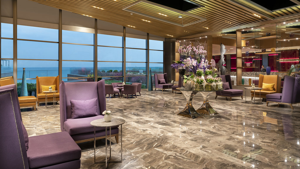 Enjoy the sea while relaxing in the lobby