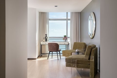Ritz-Carlton Suite Bedroom