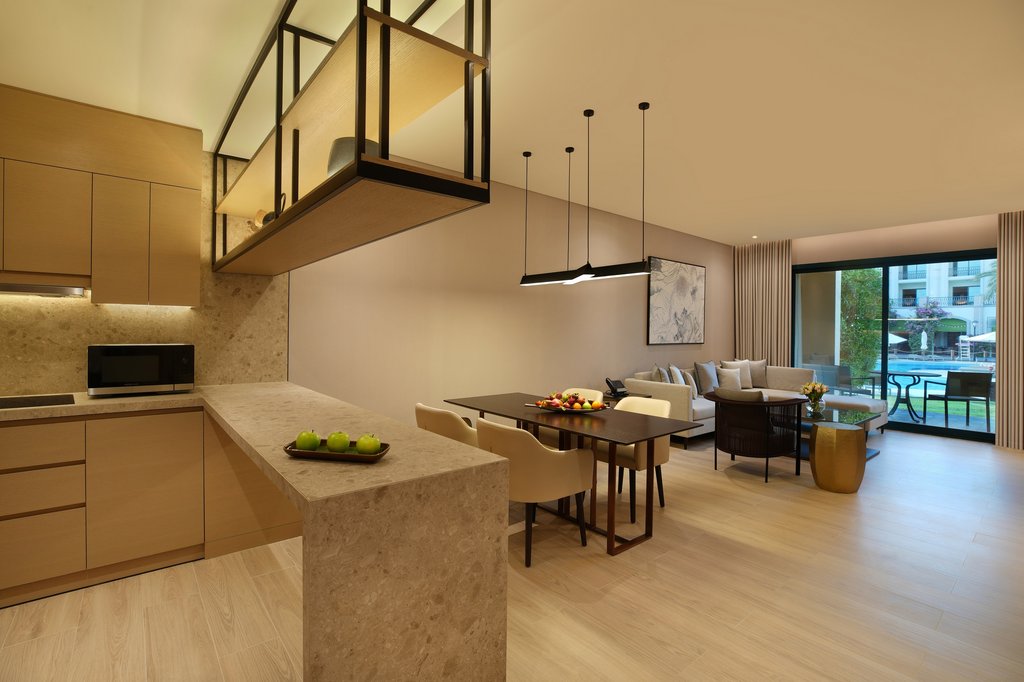 Al Ain Rotana Room Type - Chalet 1 Bedroom/King Bed/120sqm/WiFi/TV Pool View/Balcony/Bath/Shower/Phone/Safe