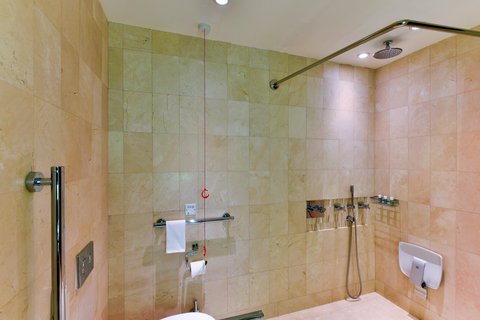 Baño accesible para personas con discapacidades - Ducha con acceso para sillas de ruedas