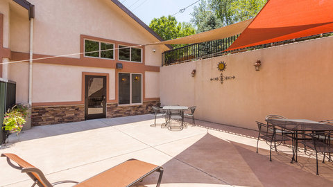 MG Pikes Peak Manitou Springs CO Property Courtyard