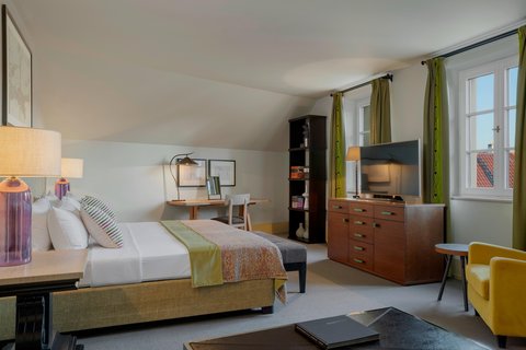 Junior Studio Bedroom - King Bed