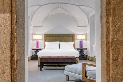 Classic Suite Bedroom - Queen Bed
