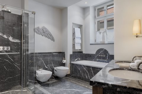 Fresco Suite Bathroom