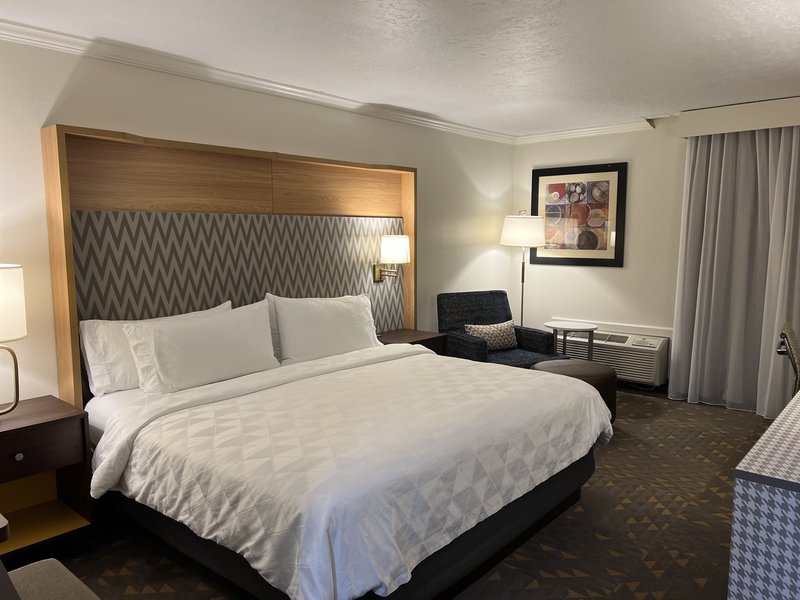 1 KING BED NONSMOKING