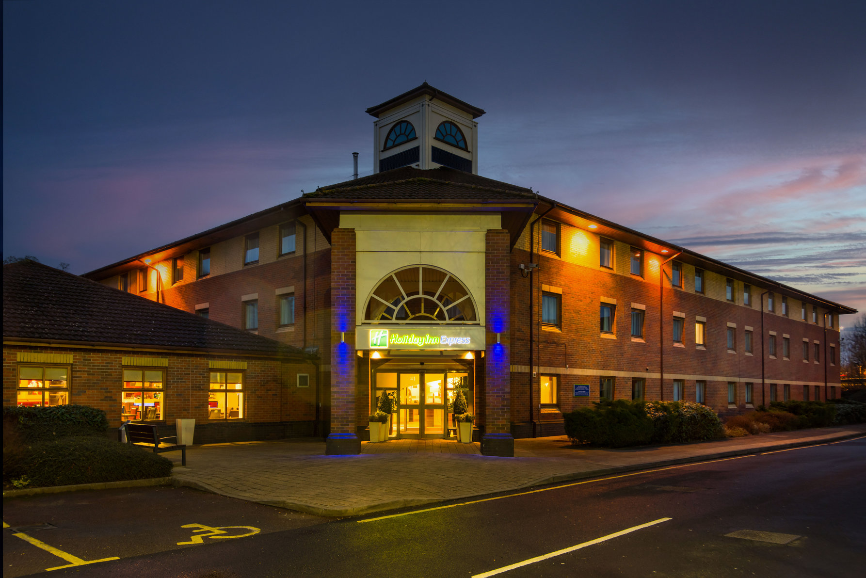 Holiday Inn Express Warwick is right by the M40 for easy travel.