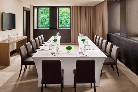 Boardroom - U-Shape Setup