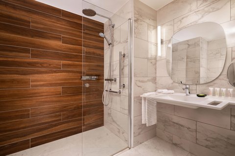 Baño Deluxe con instalaciones para personas con necesidades especiales - Ducha con acceso para sillas de ruedas