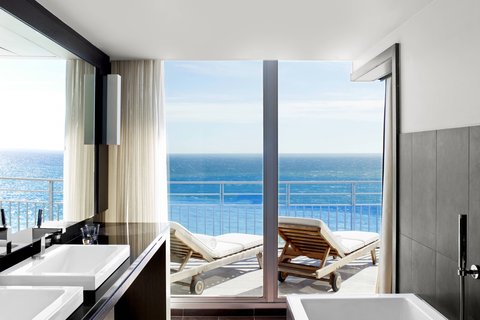 Junior Suite Sea View Bathroom – Tub