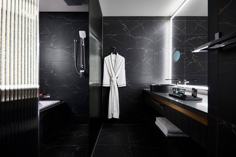 Cozy King Room Bathroom