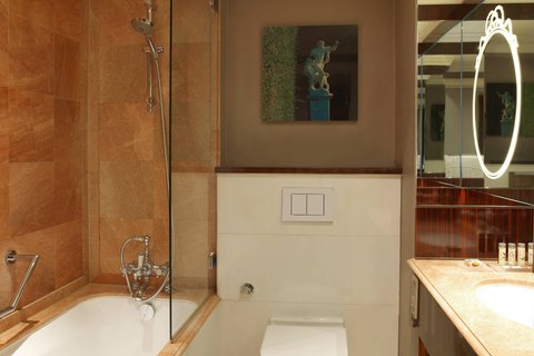 Habitación Deluxe con dos camas sencillas y vista al jardín - Baño