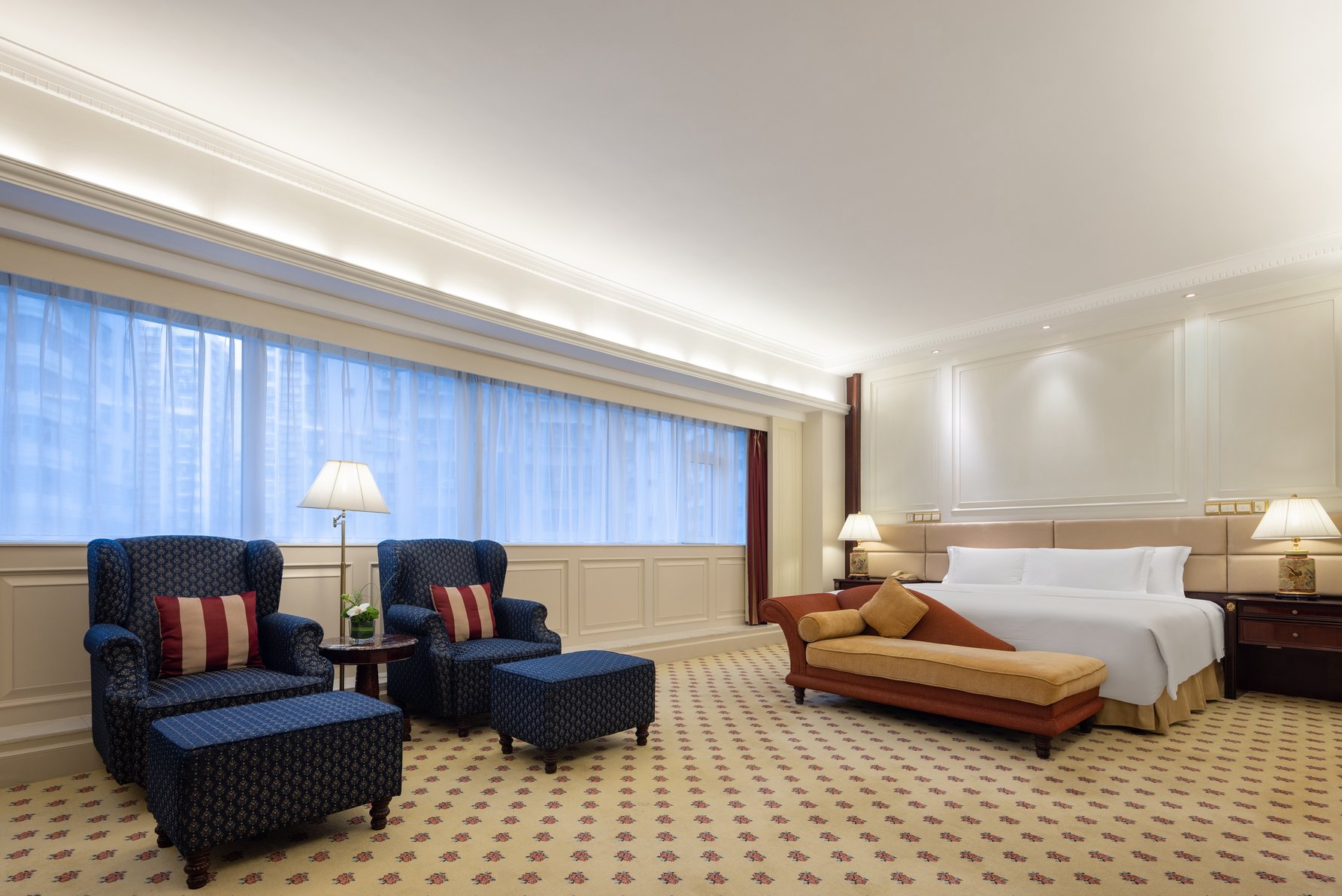 Crowne Plaza Hotel & Suites Landmark Shenzhen Room Type - 1 King Junior Suite Living and Dining Areas Crowne Plaza Hotel & Suites Landmark Shenzhen Room Type - 1 King Junior Suite Living and Dining Areas