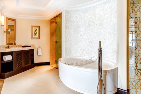 Deluxe Room Bathroom