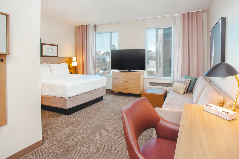 1 QUEEN BED STUDIO SUITE NON SMOKING