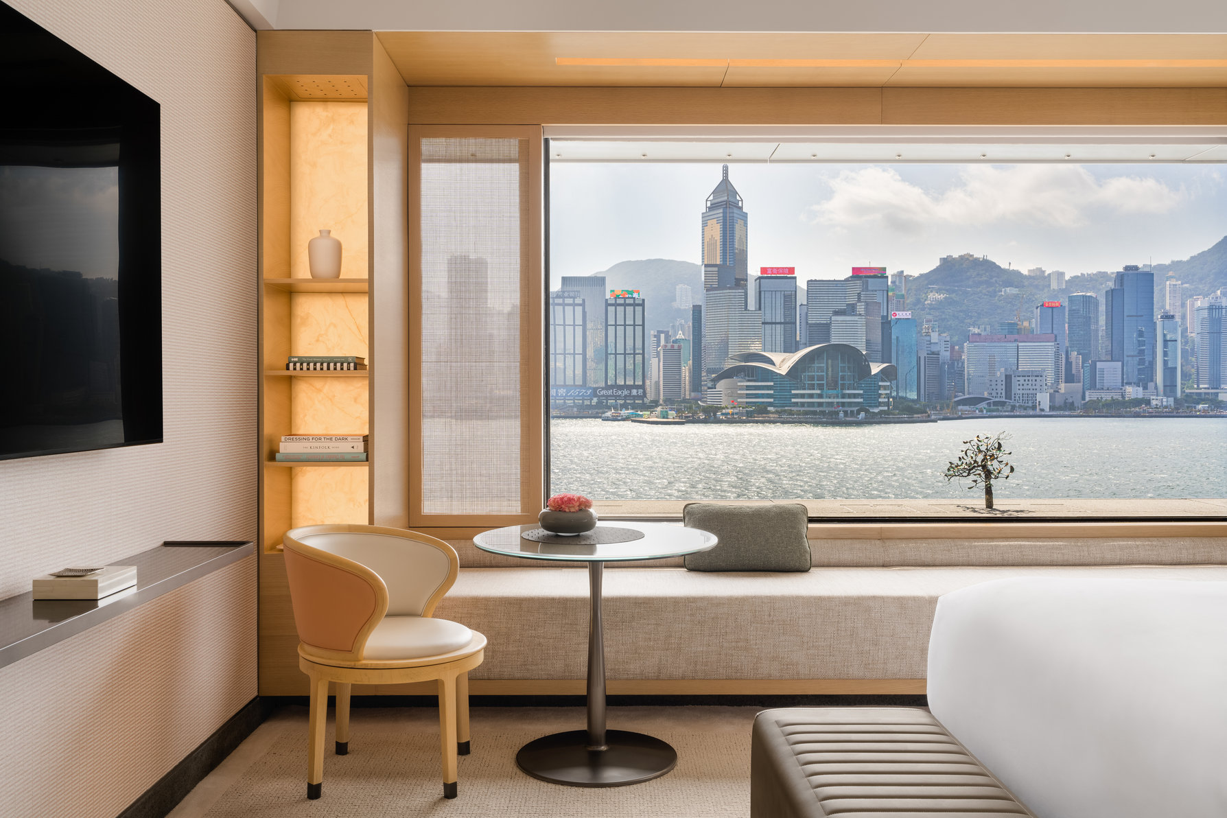 Regent Hong Kong Room Type - 1 King Classic Harbour View Daybed Moongate