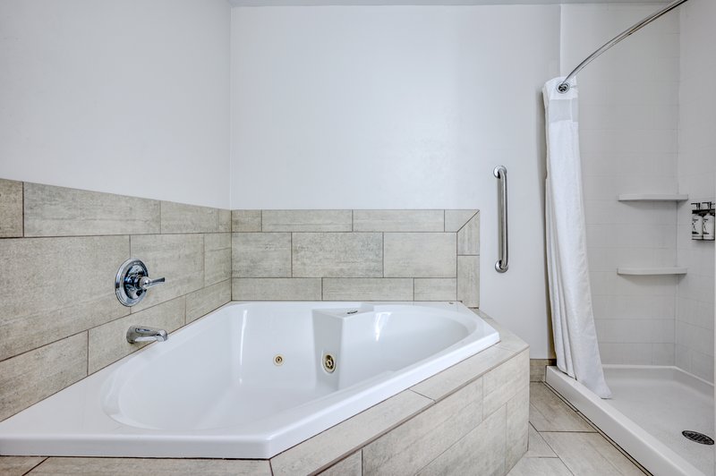 HOLIDAY INN EXP STES VANDALIA