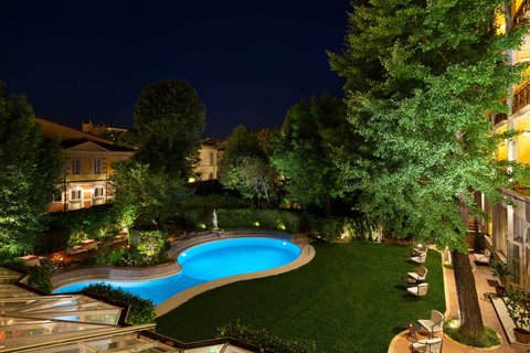 Vista nocturna del jardín