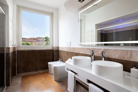 Salle de bain d’une chambre Premium