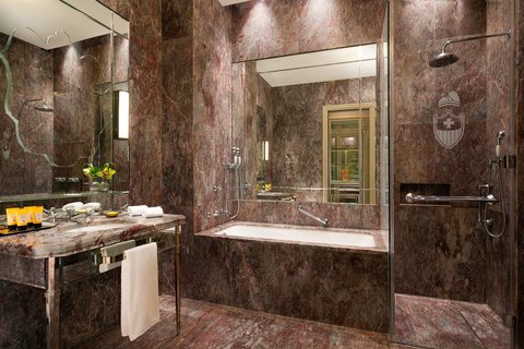 Deluxe Bathroom