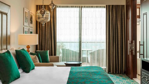 Deluxe Room Sea View King Bed