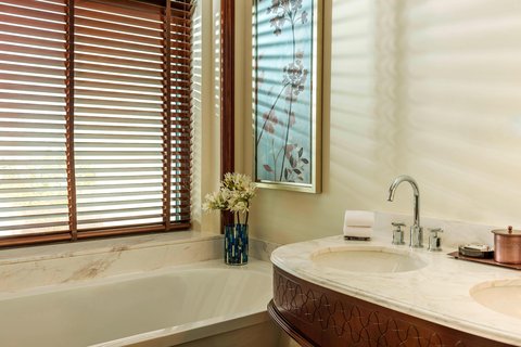 Deluxe Guest Room - Bathroom