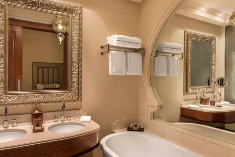 Deluxe Room - Bathroom
