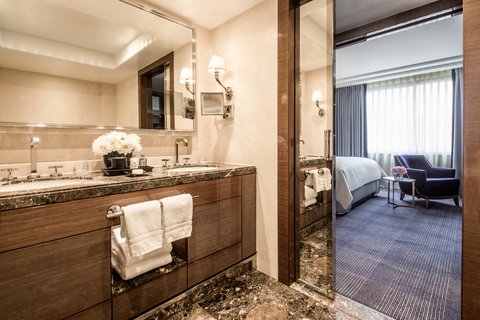 Ambassador Suite Bathroom