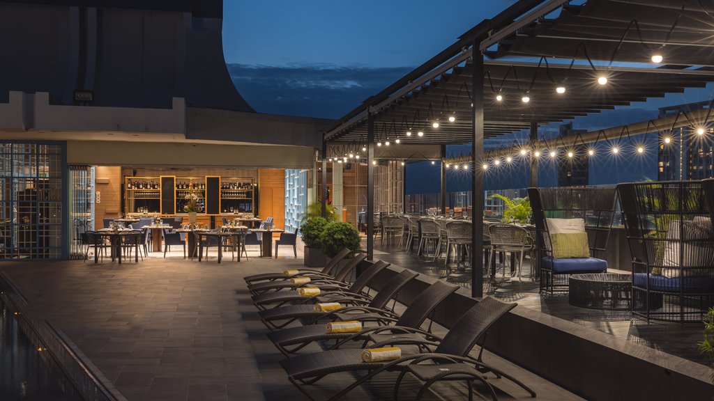 voco Orchard Singapore, an IHG Hotel - Alfreso dining next to a rooftop pool