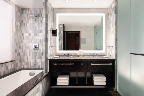 Deluxe Guest Room - Bathroom