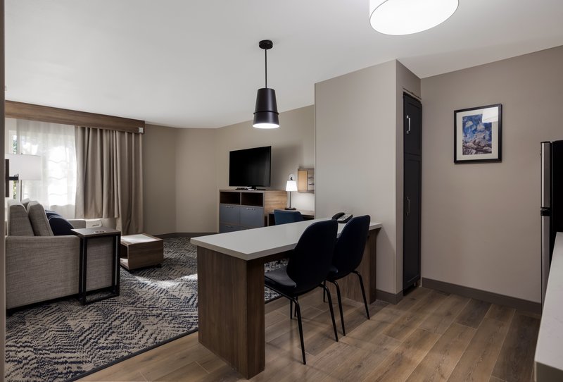 1 KNG BED STUDIO WITH SITTING AREA NOSMK