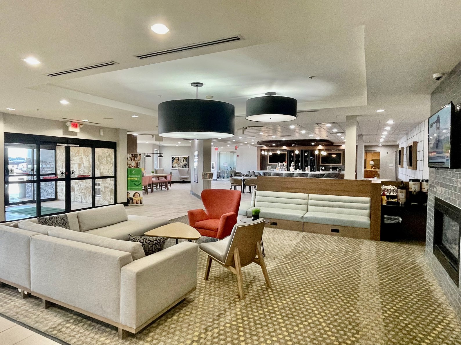 Newly renovated hotel Front Desk - Lobby - Bar combo near Lansdale