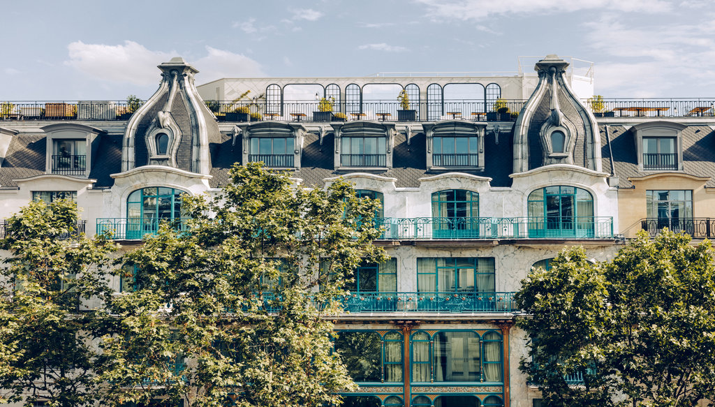 The hotel facade, a legacy of the former Samaritaine de Luxe