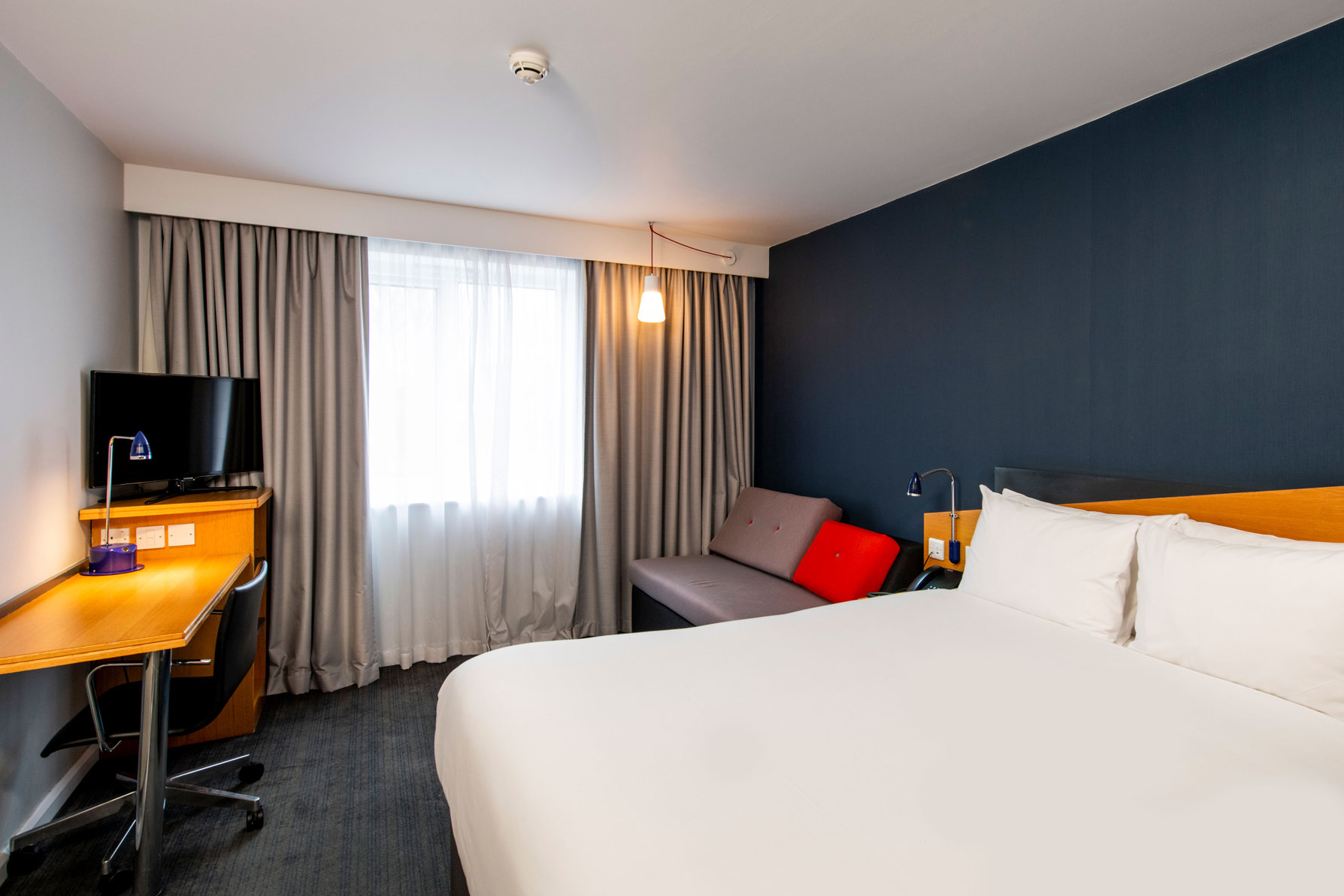 Holiday Inn Express Swindon - West Room Type - 1 Double Standard with Free Hot Breakfast