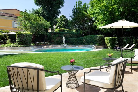 Piscina en el jardín