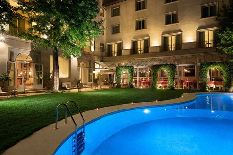 Piscina del jardín por la noche