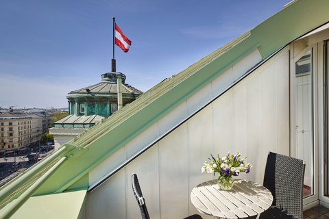 Junior Suite - Terrace & City View
